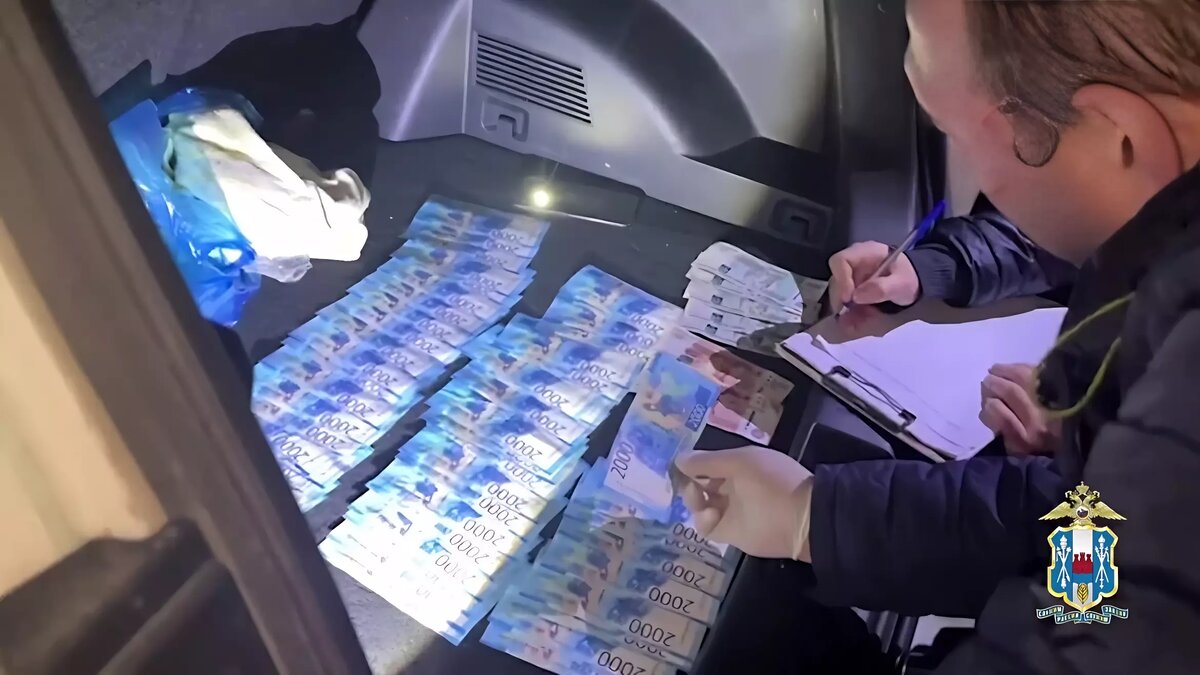     В Таганроге задержали курьера, которые собирал деньги у доверчивых пенсионеров, уверенных, что их близкие попали в ДТП, подробности рассказали в пресс-службе ГУ МВД РФ.