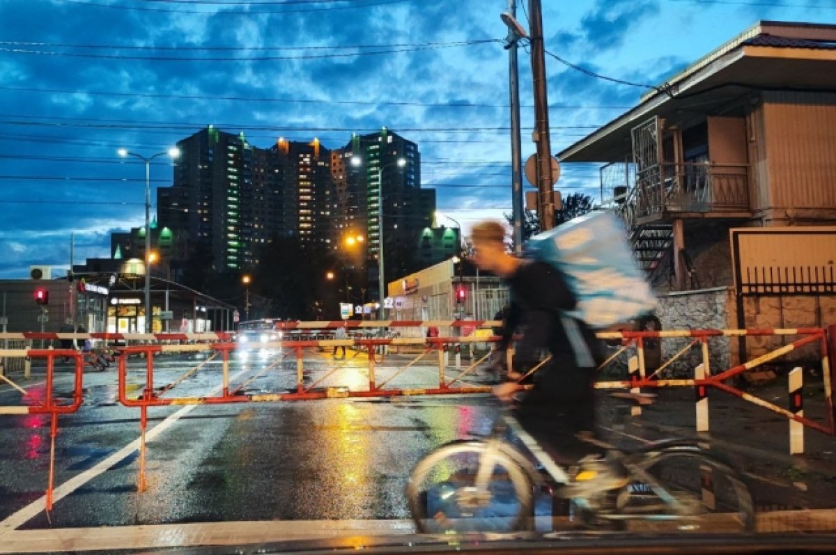    Сразу под колёса.