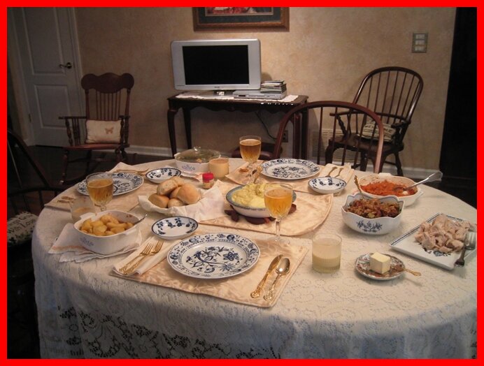 В маленькой девичьей комнате был накрыт стол для троих