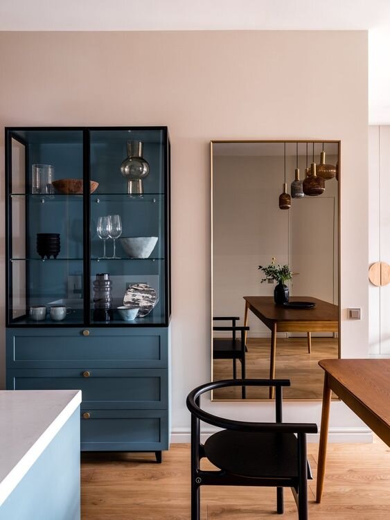 Современные серванты: полностью стеклянные фасады и подсветка внутри. 
