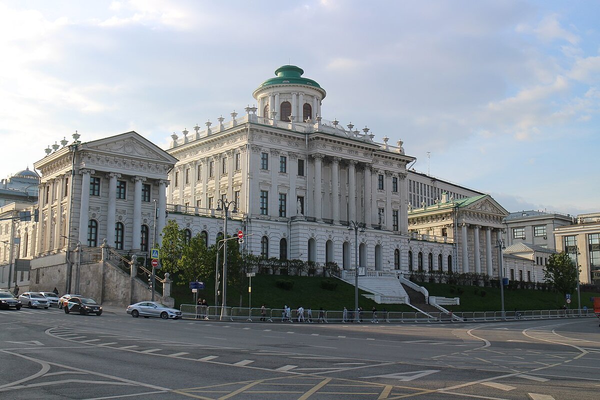 Дом Пашкова. Старое здание ГБЛ, потом РГБ напротив Кремля.