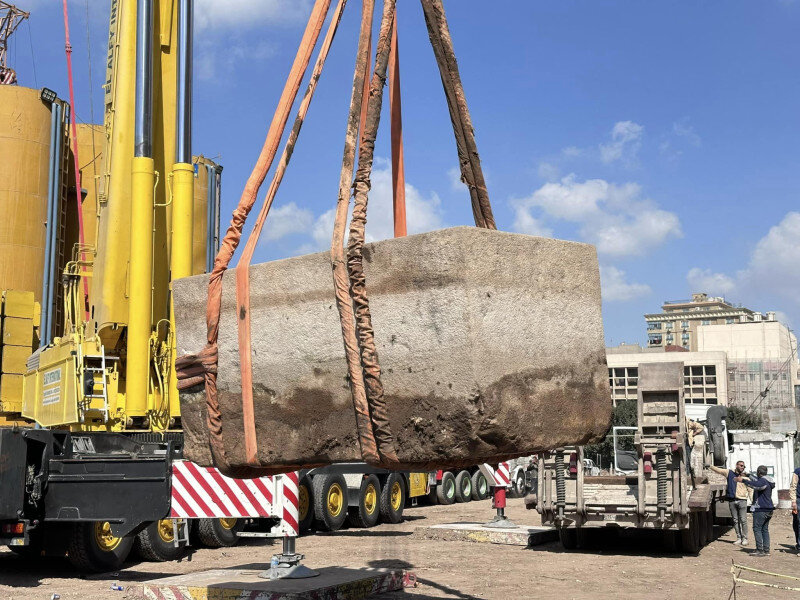 В Египте на одной из стройплощадок обнаружили колоссальный каменный ...