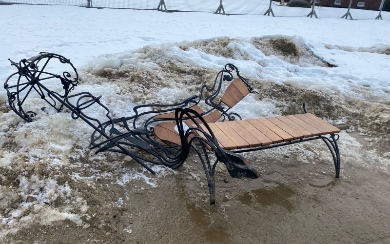    Популярную скамейку на набережной в Петрозаводске восстановили после нападения вандалов Инна Колыхматова/ВК