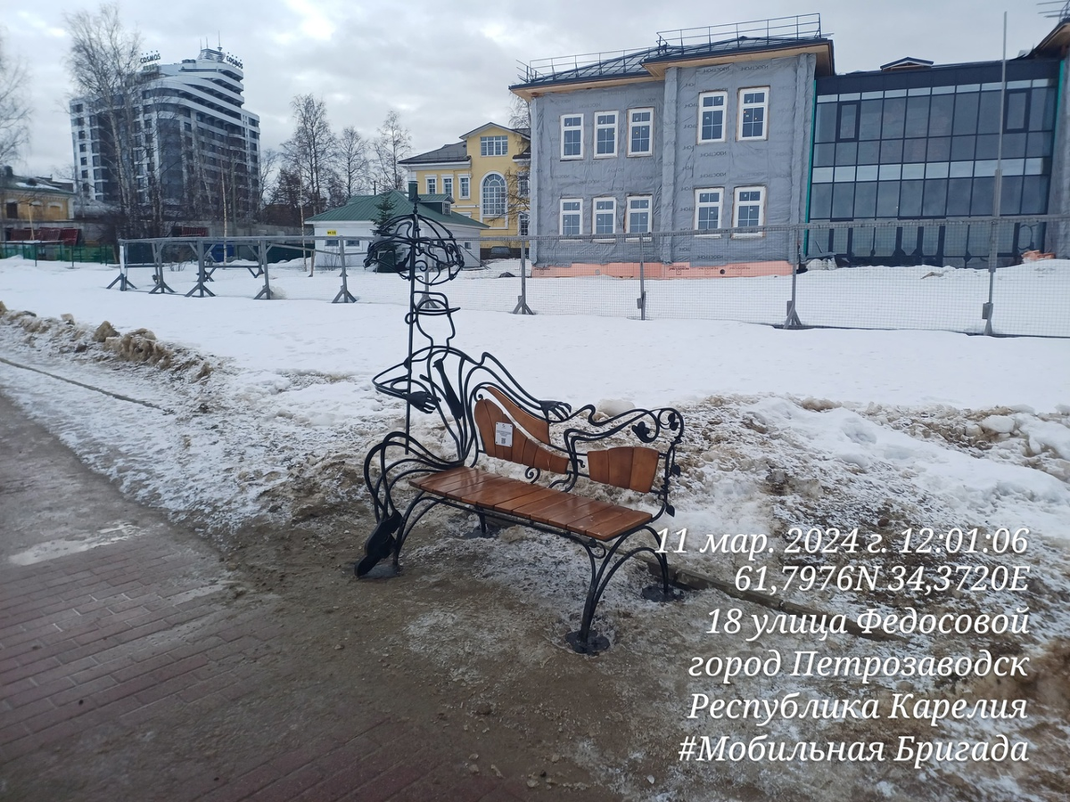    Популярную скамейку на набережной в Петрозаводске восстановили после нападения вандалов Инна Колыхматова/ВК