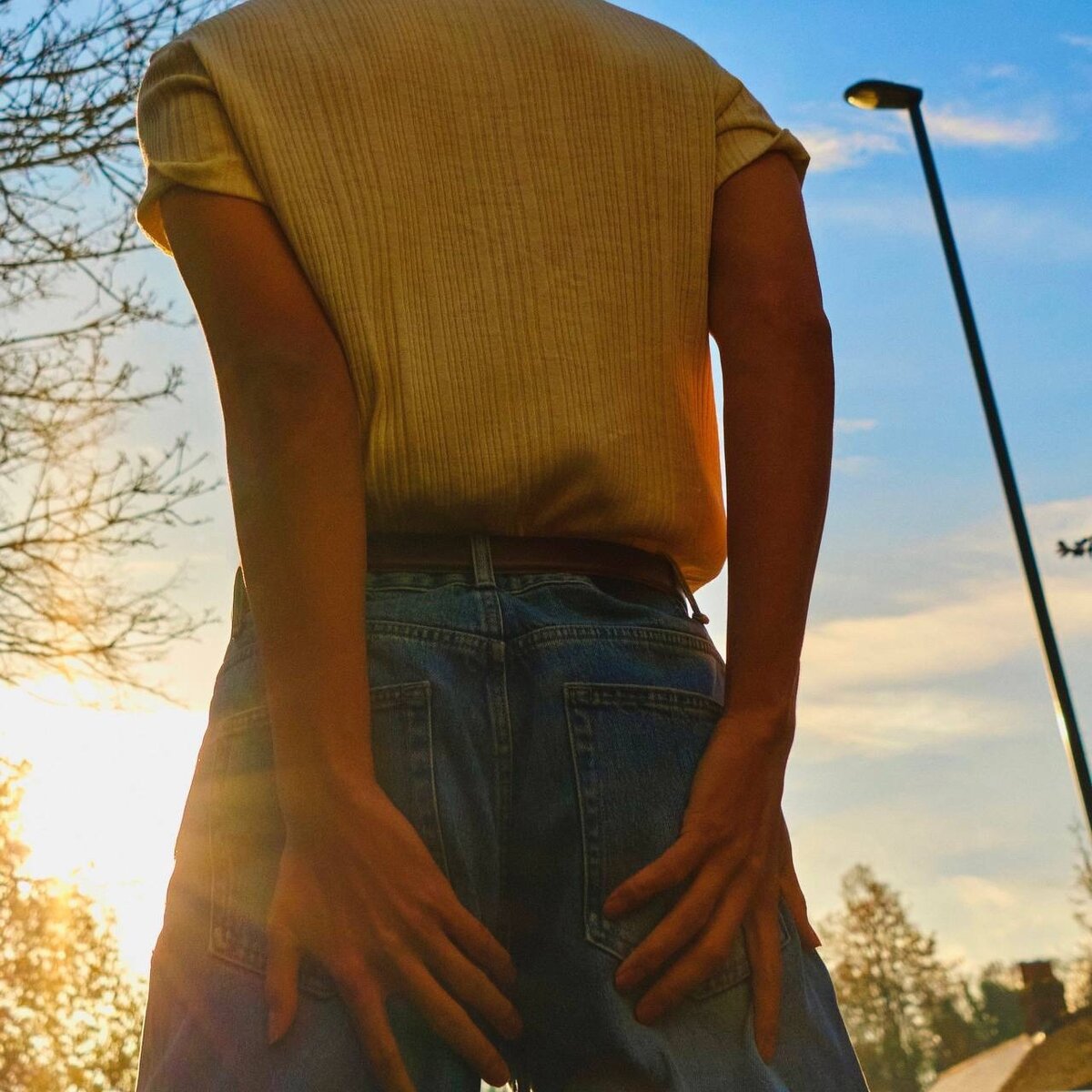 Девушка в вечернем платье. Девушка грустит у окна. Девушка на один вечер. Как то вечером девочка захотела. Девушка в вечернем платье ночью.