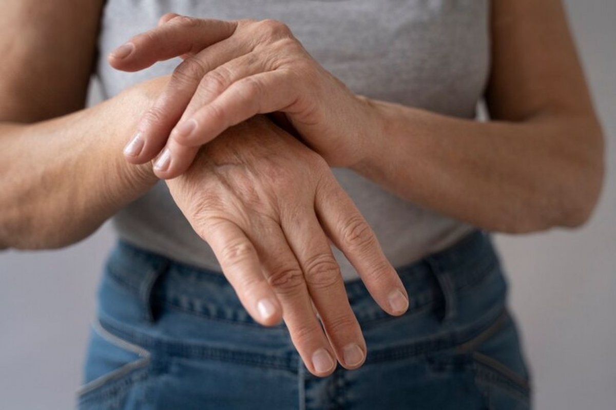 В некоторых случаях при появлении неприятного покалывания в пальцах нужно оперативно обращаться к врачу, заявил невролог Кливлендской клиники Керри Левин.
