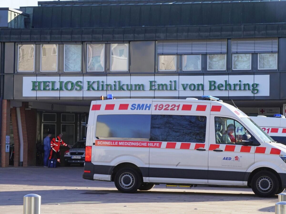    Машины скорой помощи у больницы "Хелиос-клиник Эмиль фон Беринг" в Берлине© РИА Новости / Игорь Зарембо