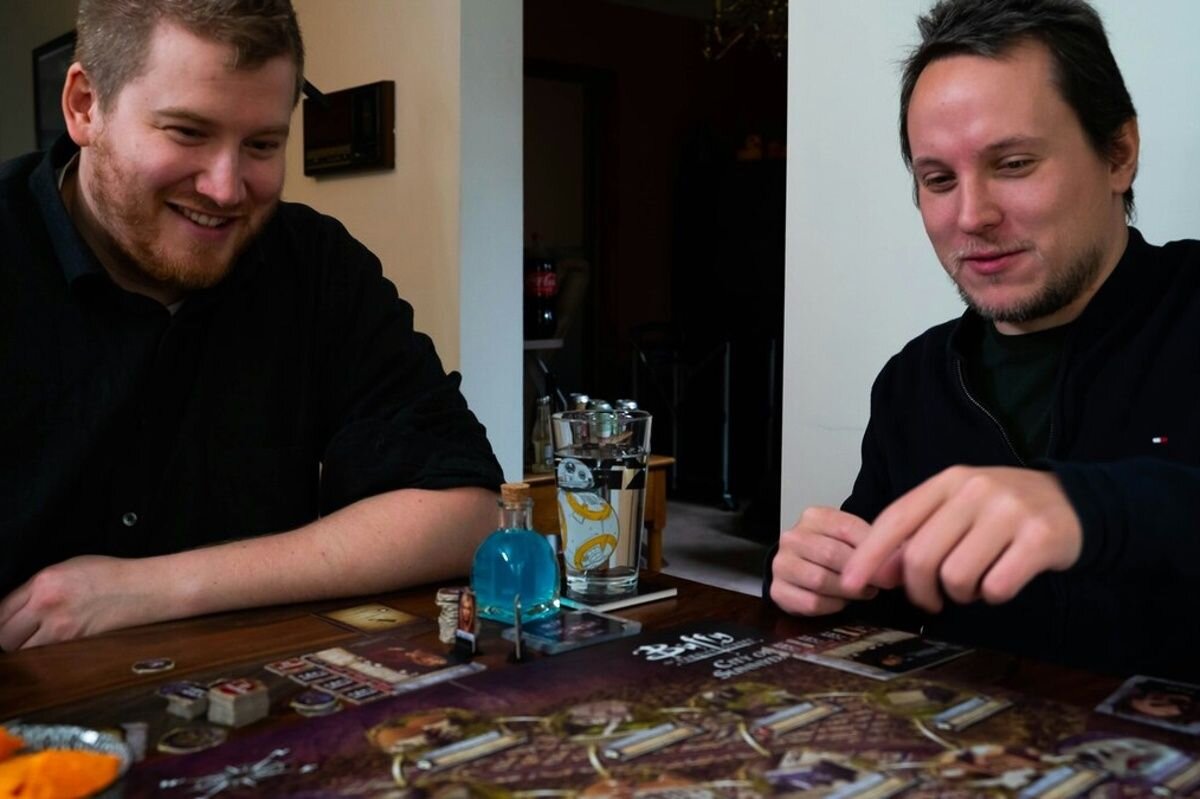 Играть в настольные игры можно с друзьями, коллегами или семьей. Источник: unsplash.com📷
