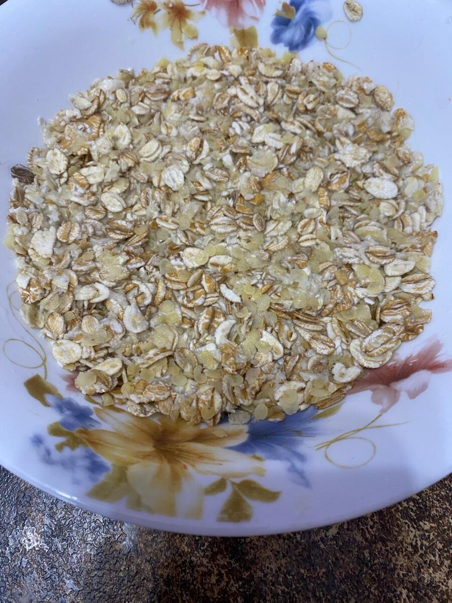 Заливаем овсянку кипятком.