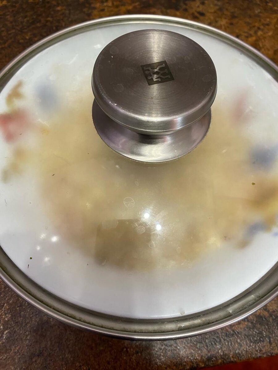 Закрываем овсянку крышкой и оставляем набухать.