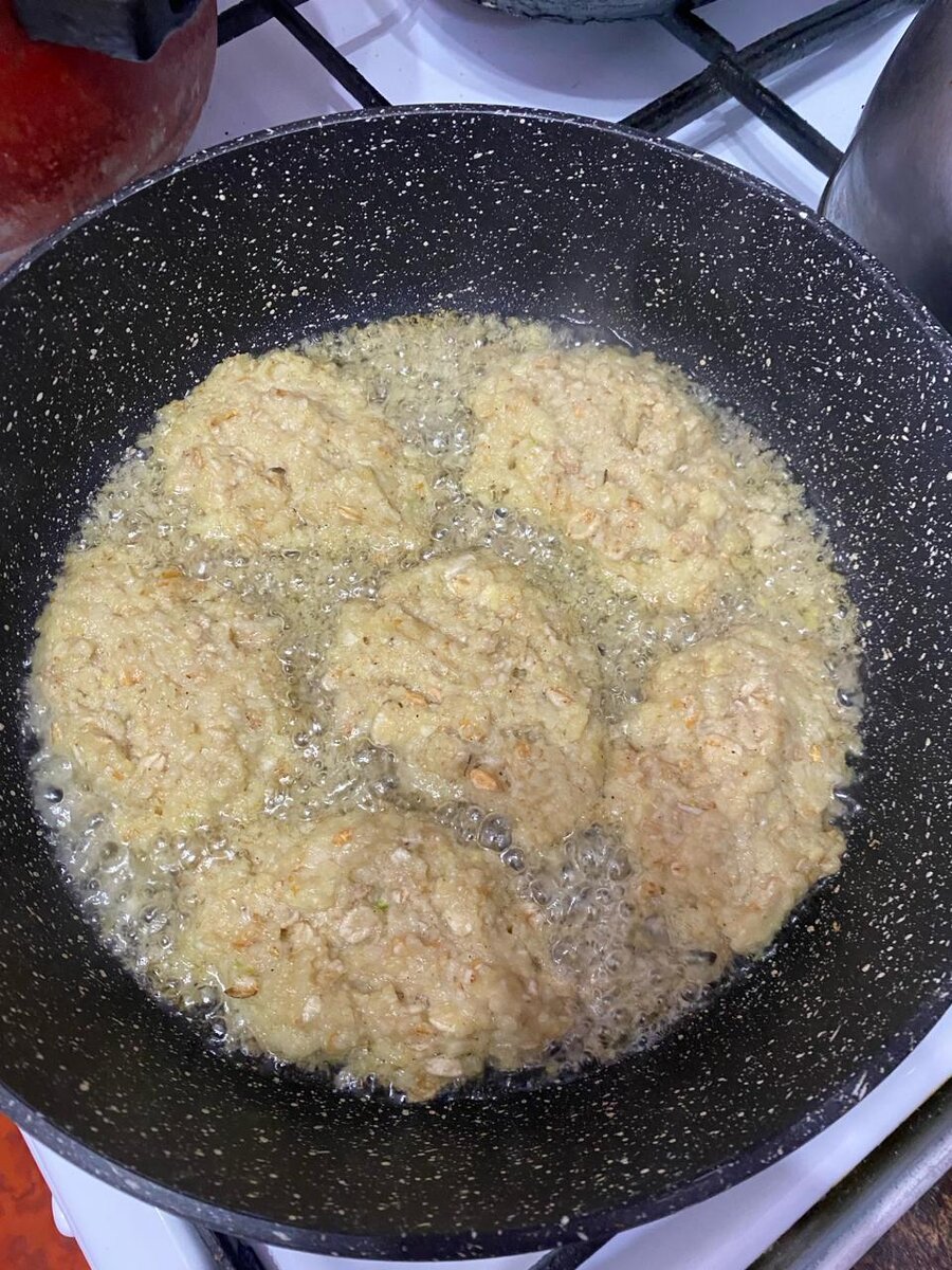 Выкладываем на разогретую сковороду.