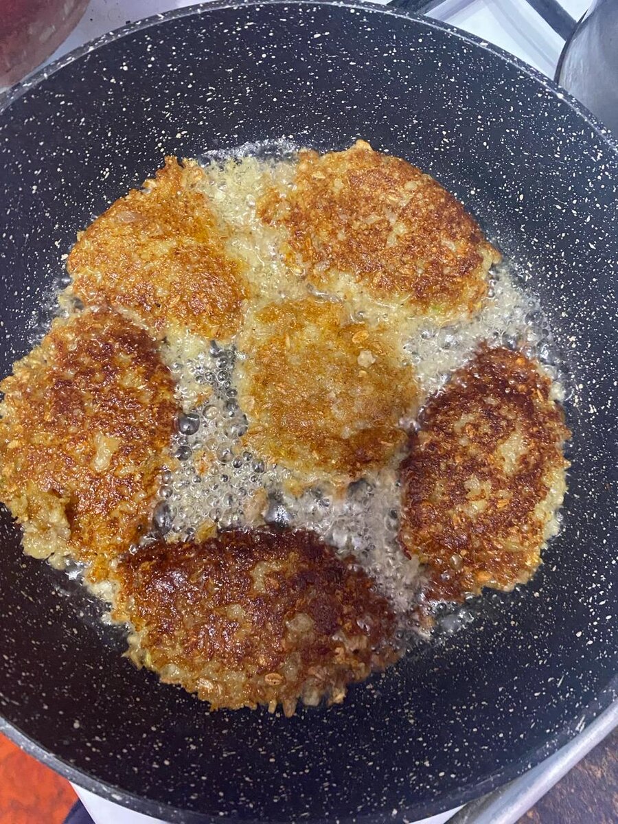 Обжариваем с двух сторон и тушим на медленном огне.