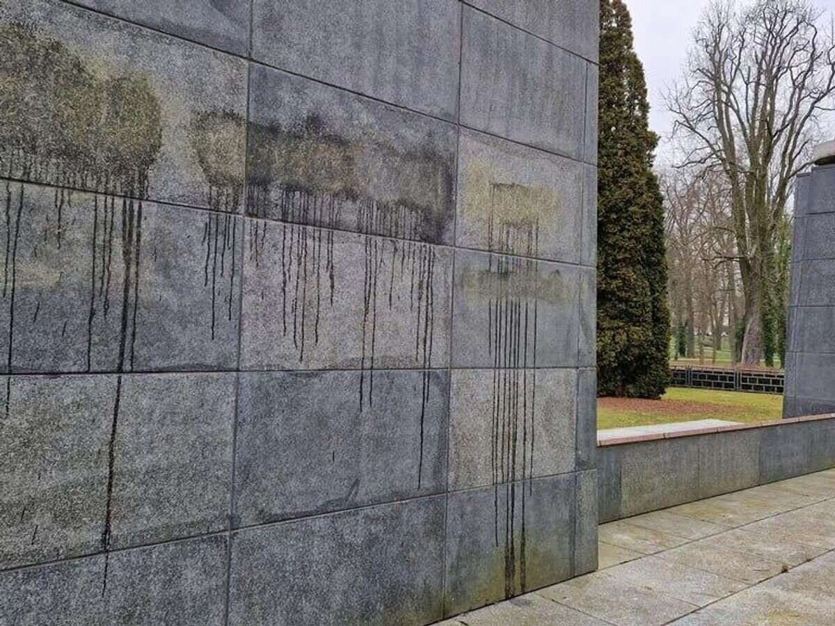    Советский воинский мемориал, оскверненный неизвестными в городе Пренцлау на северо-западе Германии© соцсети