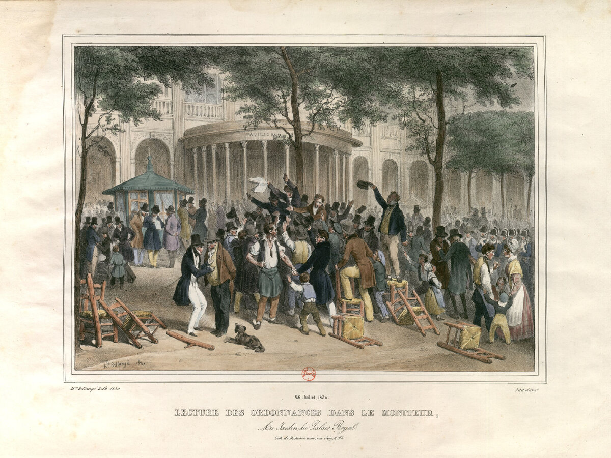 Парижская общественность возле редакции правительственной газеты «Монитёр» с возмущением встречает публикацию королевских ордонансов от 25 июля 1830 года . Изображение создано несколько позже, так что совершенно не вызывает сомнений в своей достоверности.