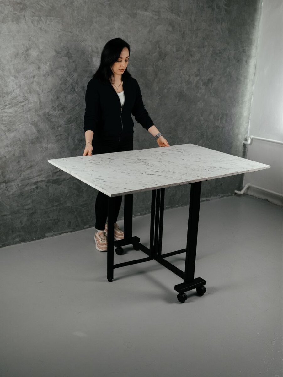 Разбирается очень просто. Вращается вокруг на  месте и вы двигаешь ножки. 