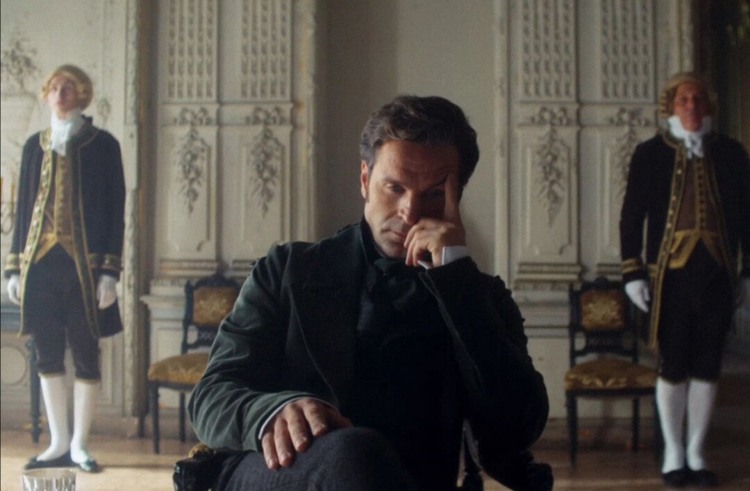 О, а вот здесь прям Онегин- Виктор с таким выражением лица🔥Прям, как Юрий Дудь( который признан иноагентом) когда он беседовал с Оскаром Кучерой😄 А в фильме у него такое лицо потому, что некоторые тупые соседи ездили ему по ушам , пытаясь залить туда всякую хрень)