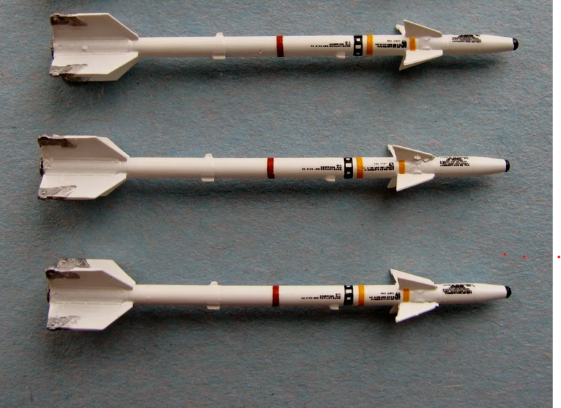 Ракеты AIM-9 Sidewinder выпускаются аж с середины 50-х годов и до сих пор остаются основными натовскими ракетами "воздух-воздух" ближнего радиуса действия. Фото Дженерал Электрик.