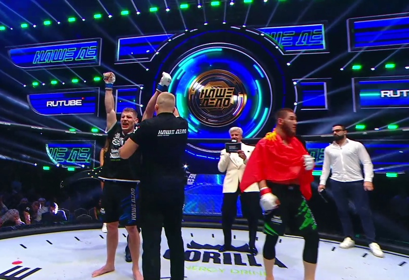 Судья объявляет победу Ярослава Кука. Пирматов - с киргизским флагом. Фото: vk.com / HARDCORE FIGHTING