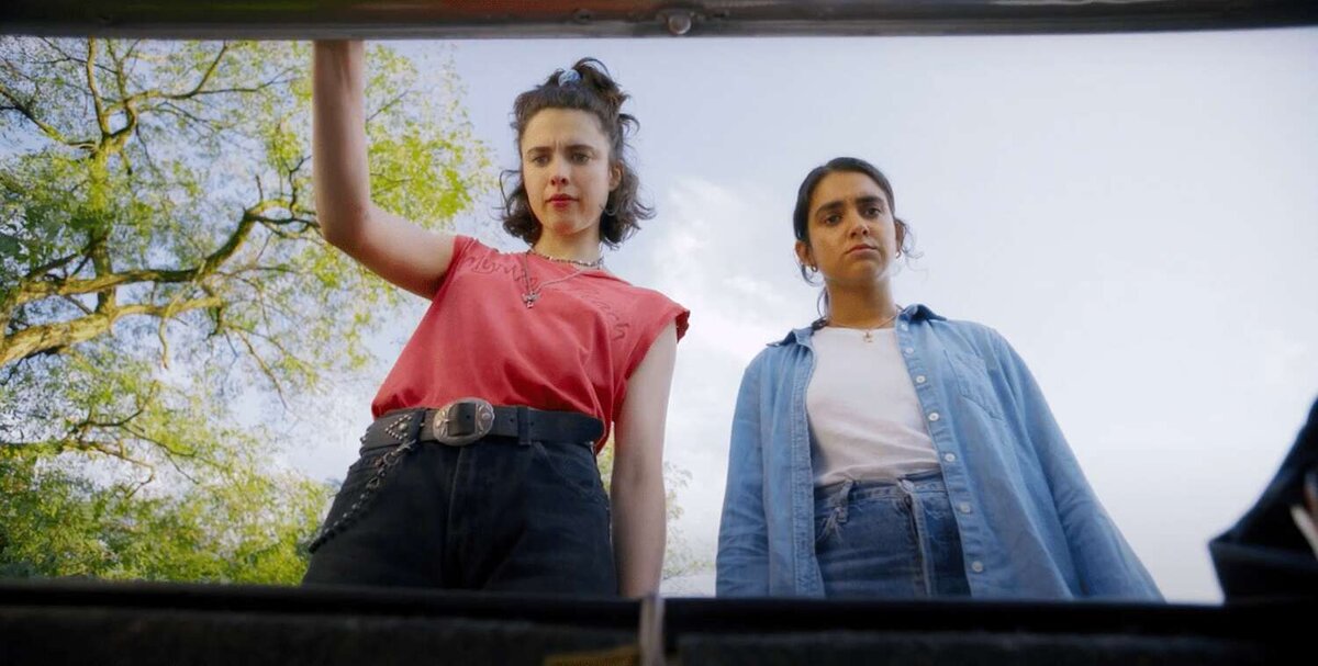 "Красотки" конечно сомнительные, но локализаторы не стали оригинальничать.