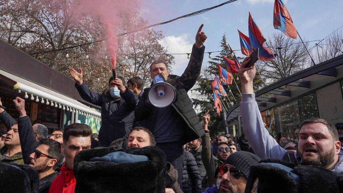 Армения новости экономики. Революция в Армении 2018. Пашинян на протестах в Армении. Пашинян революция Армения. Митинг Армении против Пашиняна.