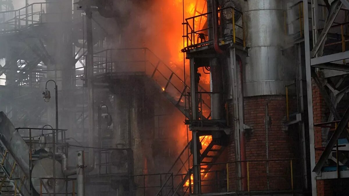     На крупнейшем НПЗ Esso-Exxon Mobil на севере Франции вспыхнул пожар. Пострадало пять человек.