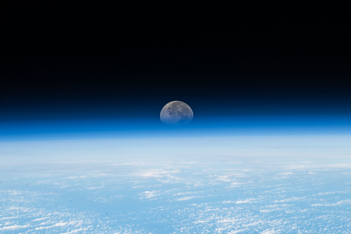 Луна у земного горизонта 30 ноября 2023 года, фото экспедиции №70