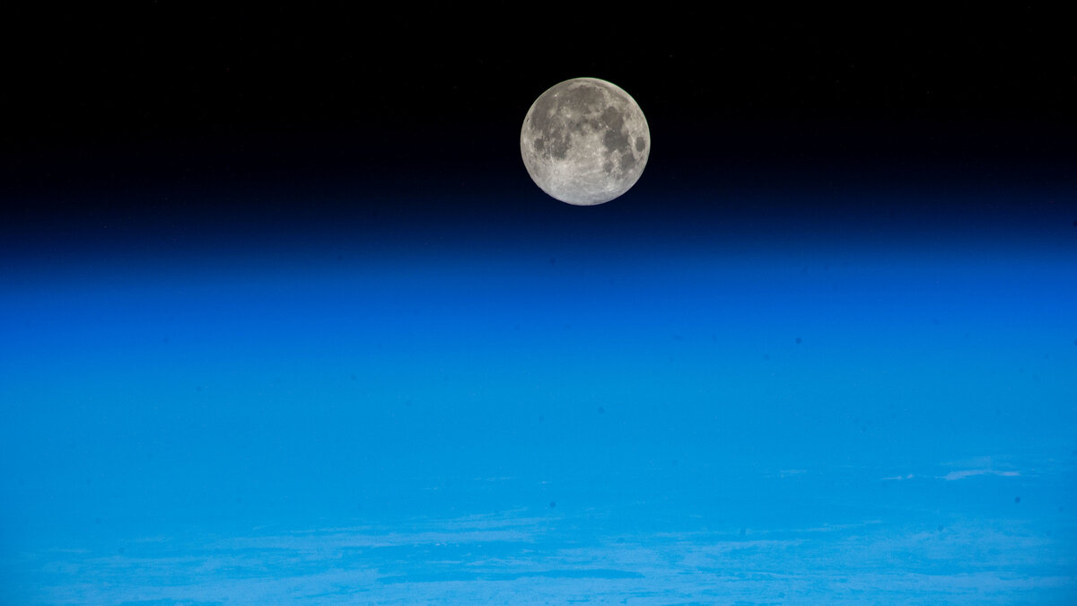Луна у земного горизонта 26 декабря 2023 года, фото экспедиции №70 