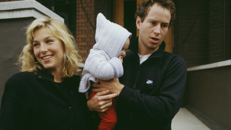    Татум О'Нил и Джон Макинрой с ребенком. Getty Images