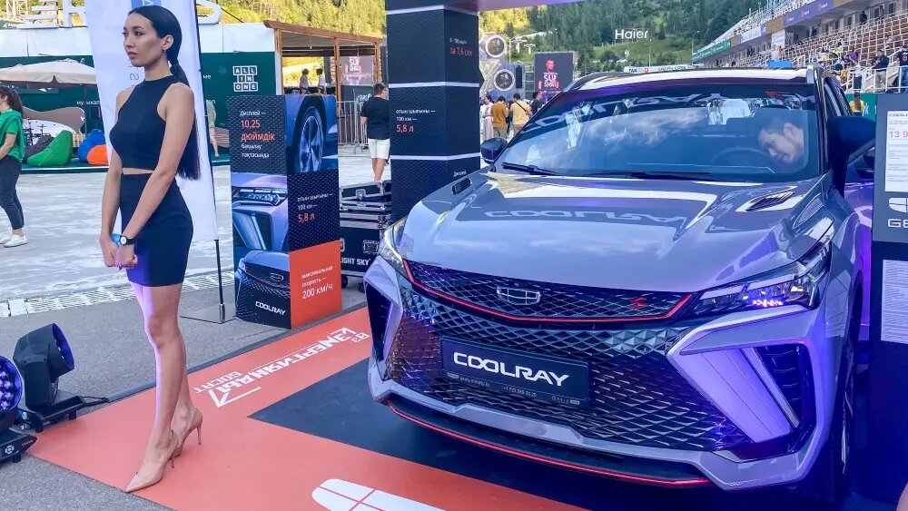 За последний год продажи китайских автомобилей превысили 50-процентную долю на российском рынке. Например, в феврале 2024 года, шесть китайских кроссоверов вошли в ТОП-10 самых продаваемых моделей! 
Исходя из того, как часто автопроизводители из КНР выводят новинки на наш рынок, их доля будет только расти.

А чтобы не запутаться во всем разнообразии и иметь хоть какой-то ориентир, редакция GT-NEWS.RU составила рейтинг лучших китайских кроссоверов в 2024 году на российском рынке, по критерию “цена-качество”. Также к каждой модели мы публикуем актуальный прайс-лист, который регулярно обновляется.

Понятие “лучший” довольно субъективное, исходя из этого мы проделали большую аналитическую работу.

В итоге, наш ТОП основывается на продажах в России, а также на рейтинге от авторитетного аналитического агентства J.D.Power (основанное в 1968 году), которое проанализировало китайский рынок опросив 37 973 владельцев и выявив проблемы возникающие в ходе эксплуатации (этот “рейтинг надежности” в самом конце страницы).

Вообщем, мы публикуем два рейтинга, один составленный нами, а другой аналитическим агентством.