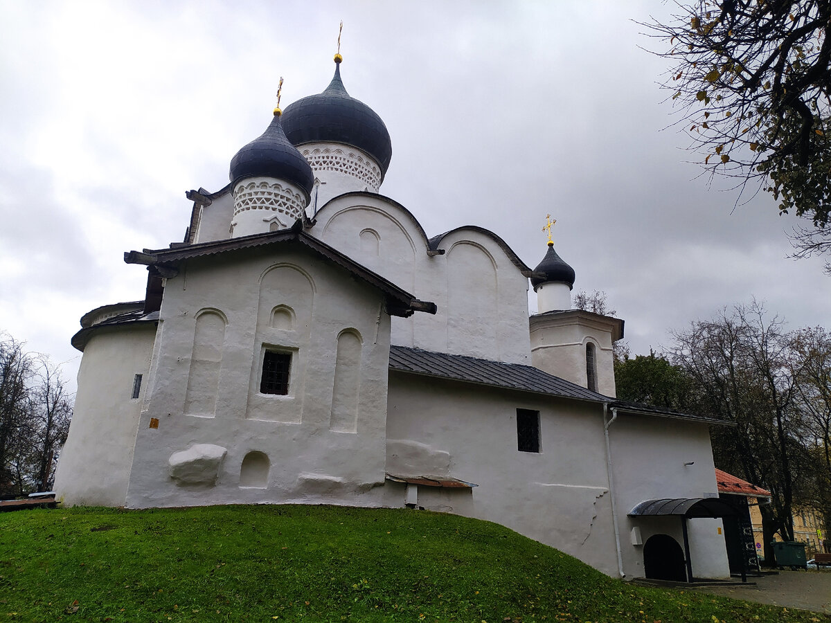 Церковь Василия на Горке в Пскове: 180006 , Россия, Псковская область, Псков, пр-т. Октябрьский, д.5 /фото автора (листайте далее)