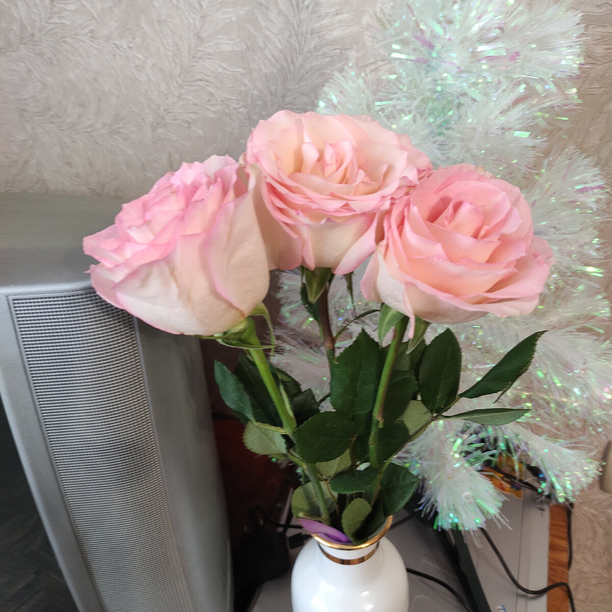  Как всегда был большой ажиотаж на цветы и цены в несколько раз поднялись.