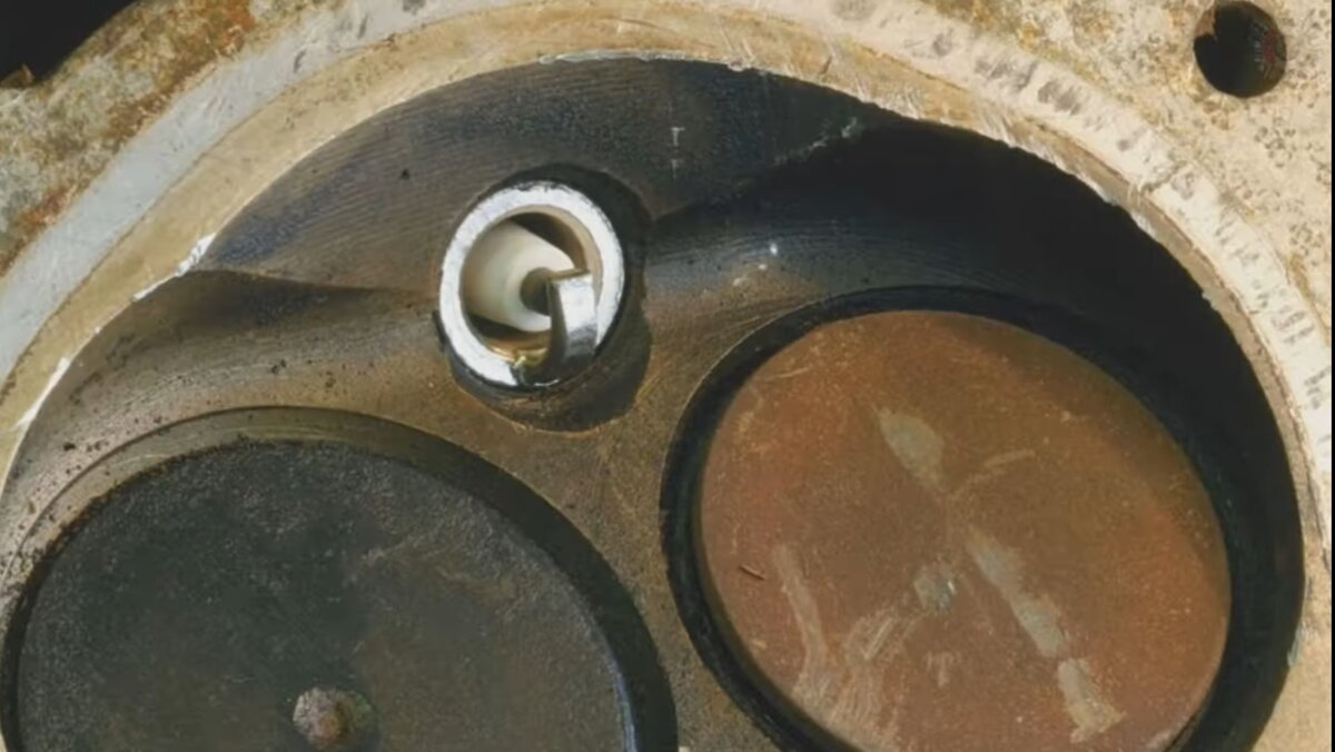 Расположение электрода в сторону стенки камеры сгорания.