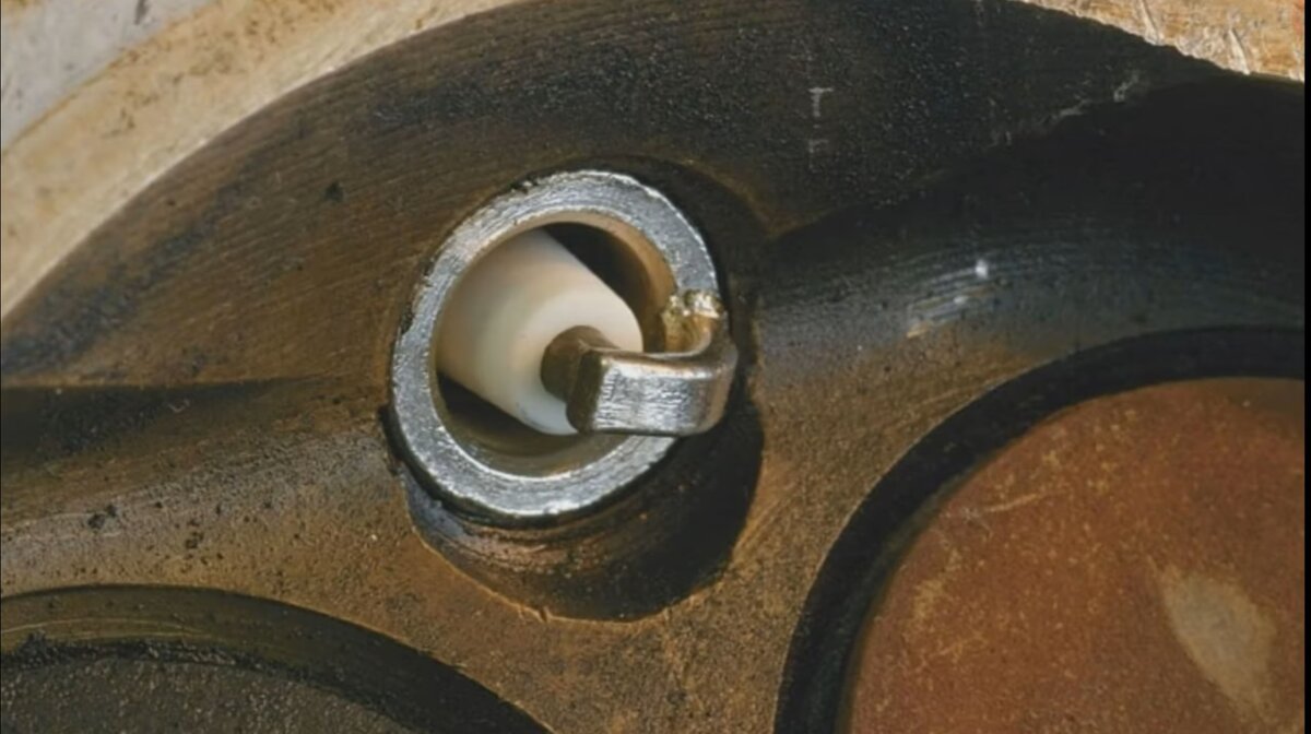 Расположение электрода в сторону одного из клапанов.