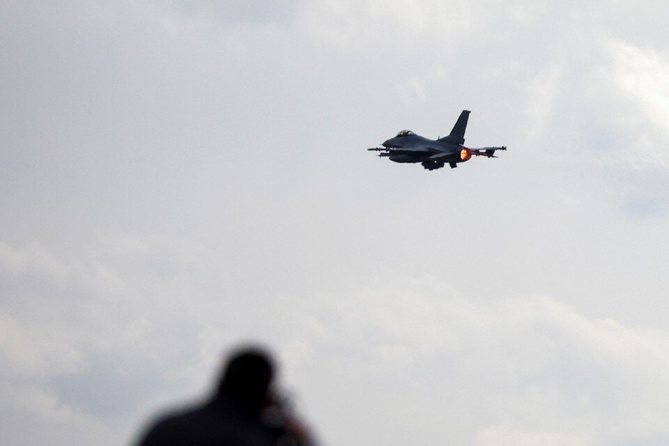    The New York Times сообщает, что этим летом ВСУ смогут использовать не более шести американских самолетов F-16. REUTERS