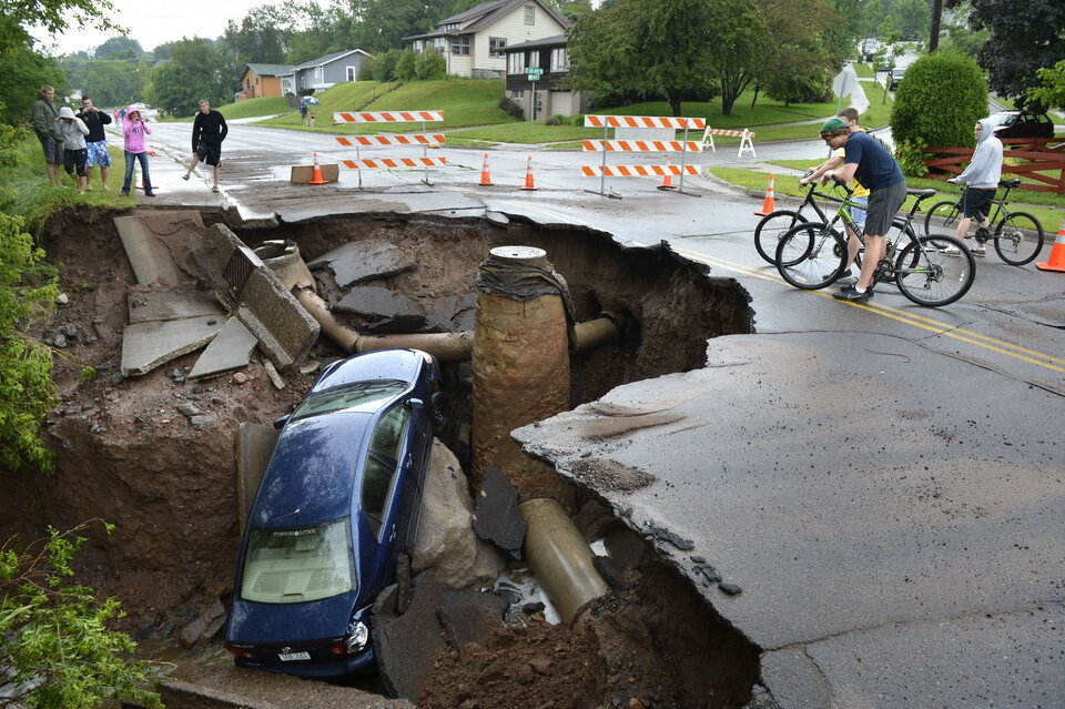 Воронка может поглотить не только автомобиль, но и целый дом