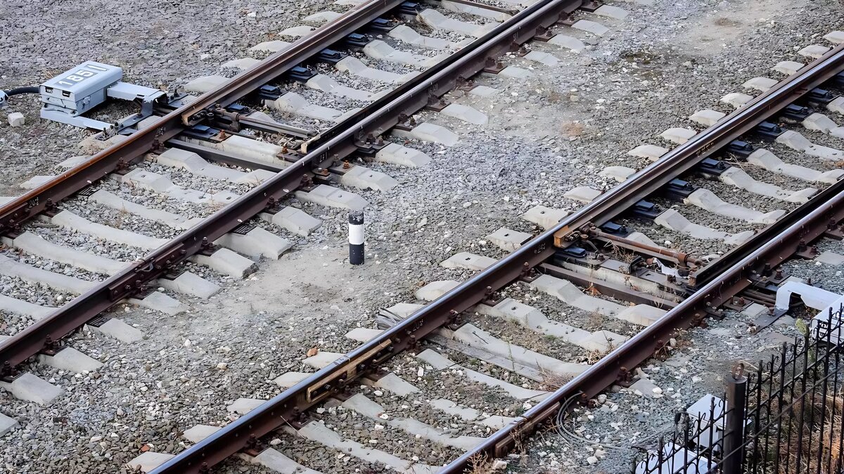     В Дунае колесил необычный автомобиль. Местные жители сняли на видео машину, которая разъезжала по железнодорожным путям.