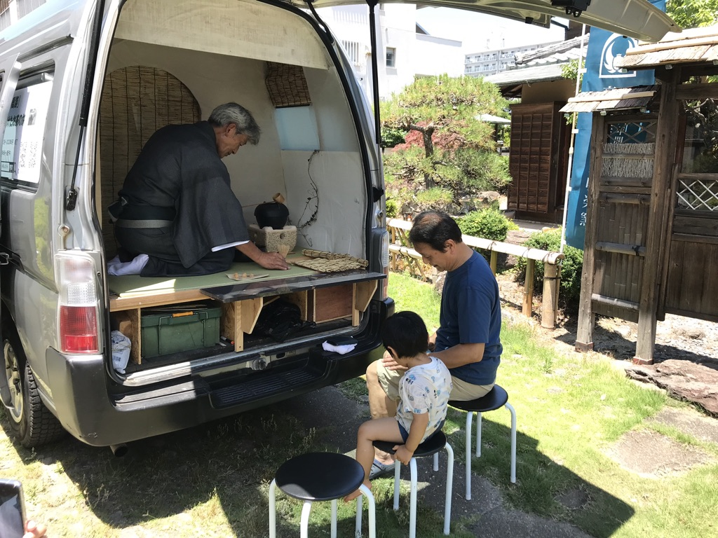 У Хидеки Хасегавы и чайная машинка имеется.