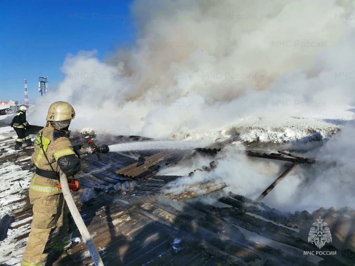    В Сургуте в районе Черного мыса произошел пожар на СТО