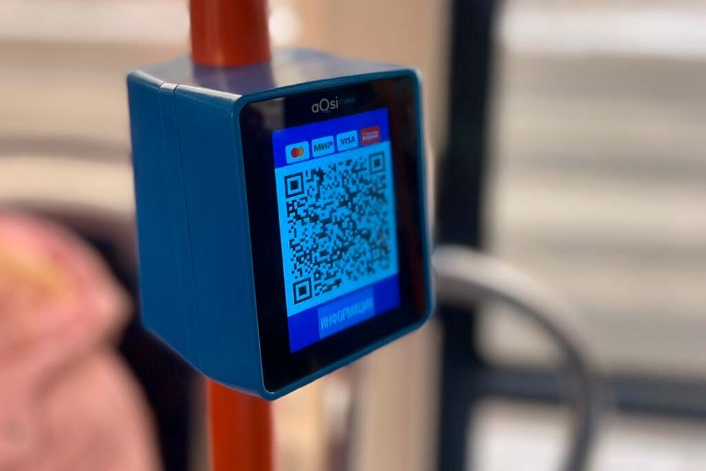    Теперь оплатить проезд в трамвае можно по QR-коду, он отображается на экране валидатора. Такой способ гарантирует, что банковская карта не попадет в стоп-лист.