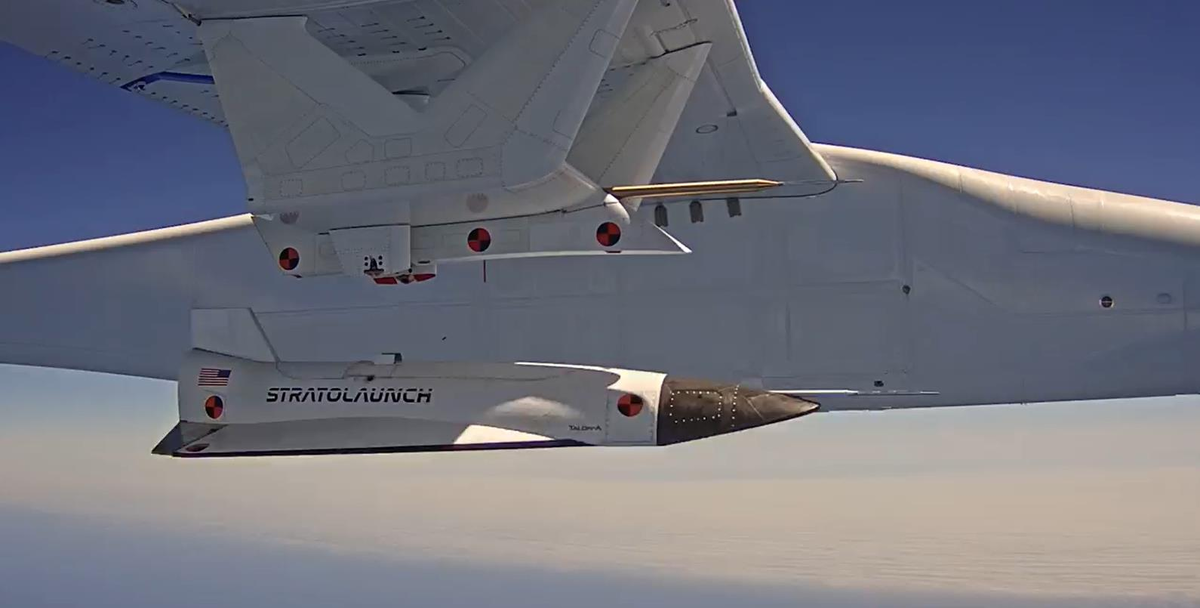 В испытание Stratolaunch входят два самолета: гиперзвуковой корабль Talon-A и гигантский шестимоторный самолет-носитель под названием Roc, который поднимает Talon-A ввысь. 
Фото: Stratolaunch
