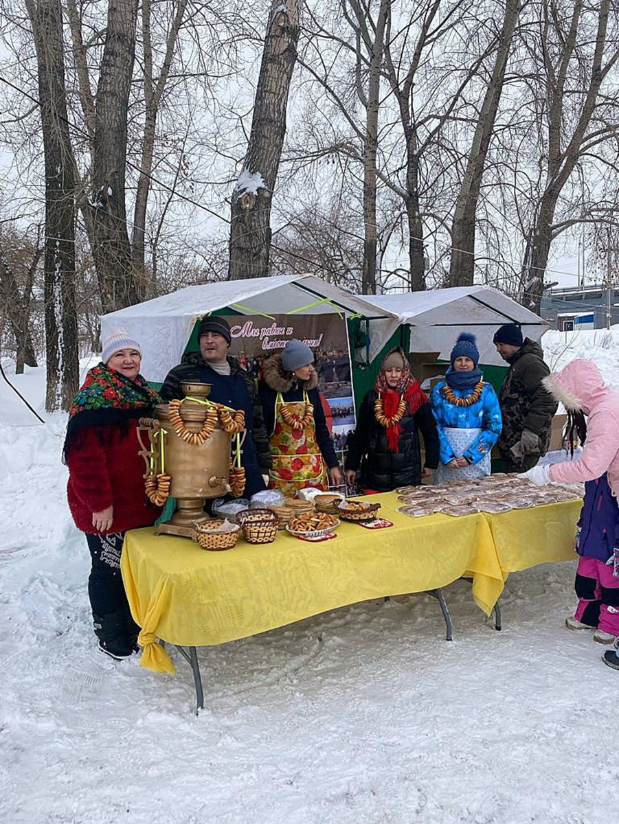 За столами председатели уличных комитетов Кооперативного поселка приглашают жителей на Масленицу. Фото Рината Файзрахманова