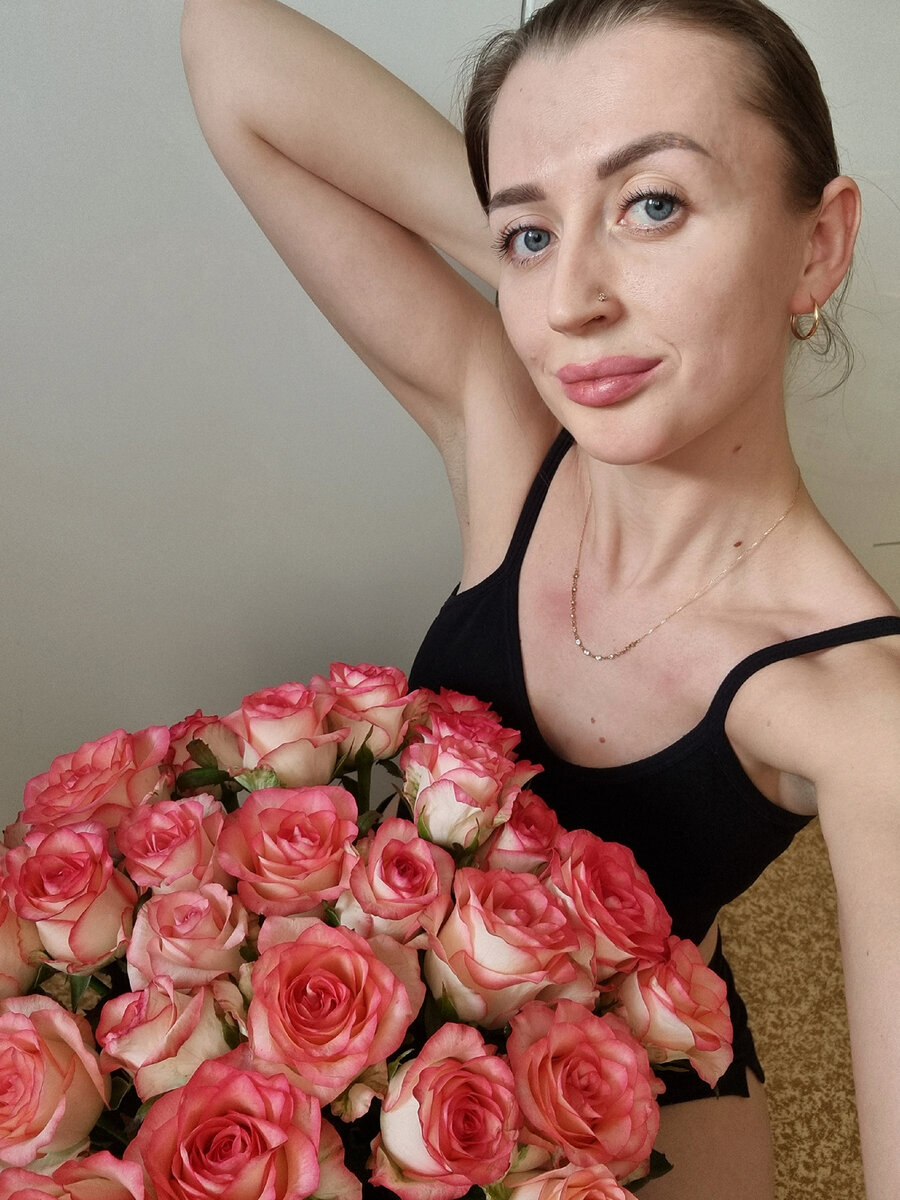 И сразу я и розы