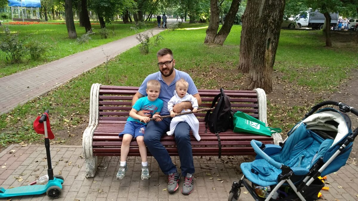 Я с сыновьями в 2017. Ещё носил очки, а в 2018 сделал коррекцию зрения 