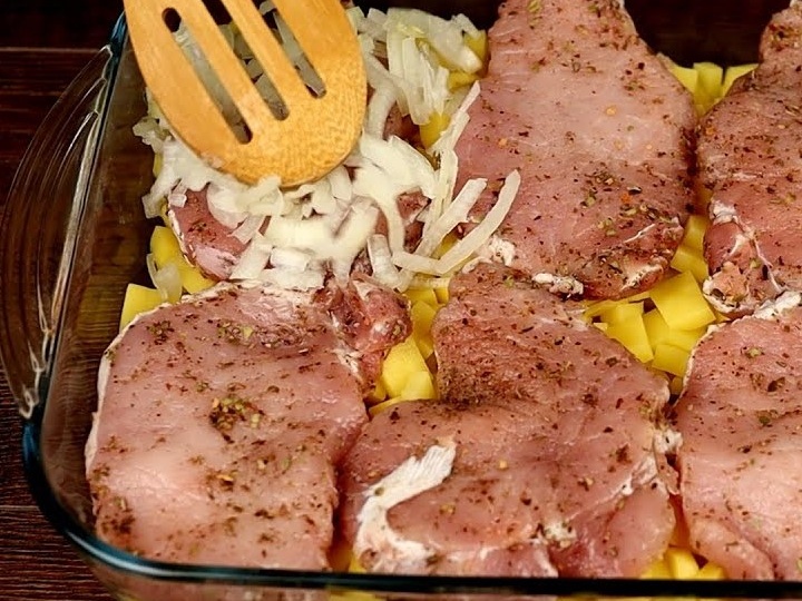 Готовим это мясо в луково-сырной шубке