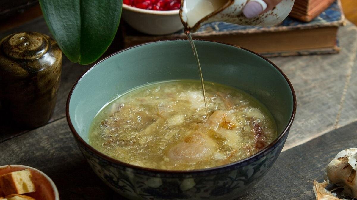    Эксперт по питанию Кайл Кроули говорит, что костный бульон — отличный источник коллагена. Фото: frepik.com