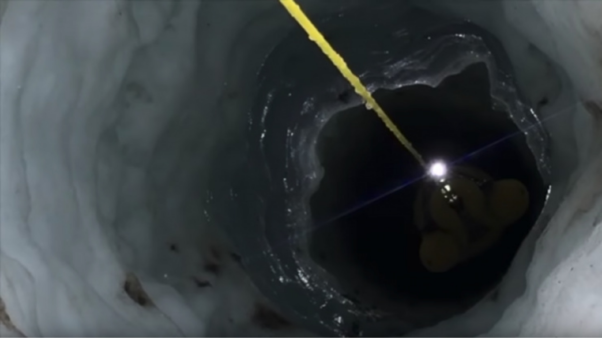 Ледник снизу испещрен рытвинами, бороздами и другими следами трения о грунт. Источник: https://kaktus.media/