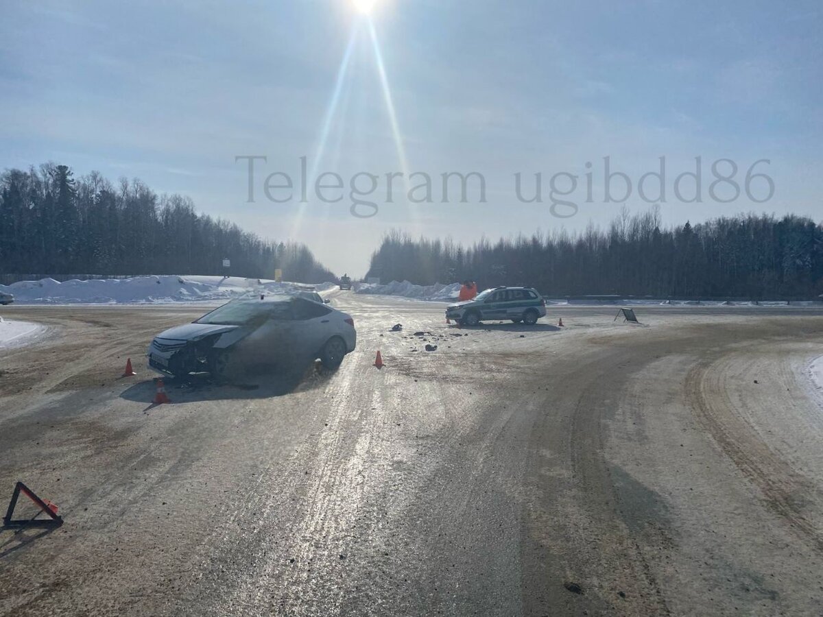    В Ханты-Мансийском районе водитель Hyundai не рассчитал боковой интервал и устроил ДТП