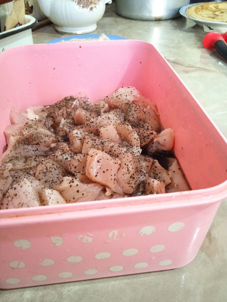 Мякоть мелко порубила и замариновала - это на 2-3 ужина. 