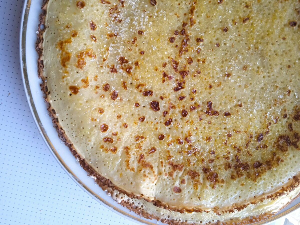 Только она потом ещё всю стопку разрезала надвое - и получались такие смешные половинчатые блины... Ностальжи. 