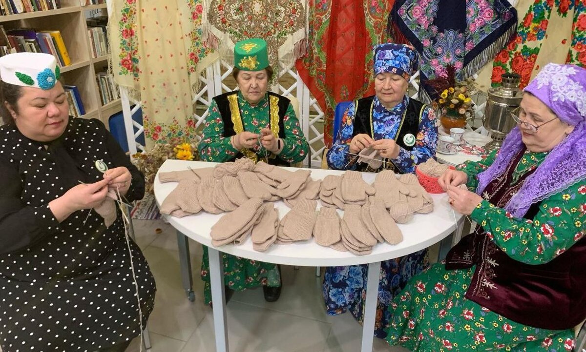   Серебряные волонтеры Югры связали варежки для иностранной молодежи